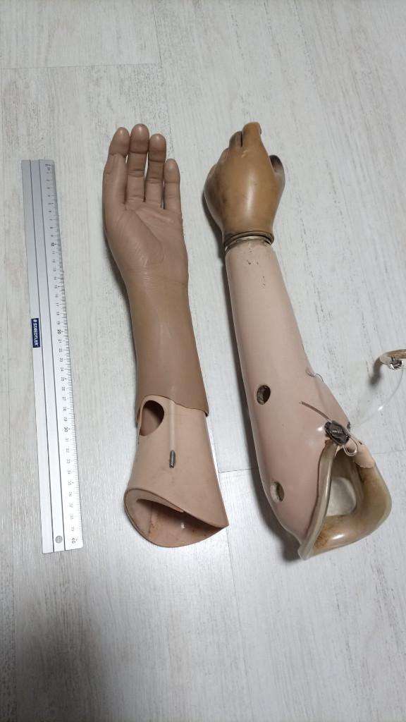 Prothese armen (2 stuks, 40-tal cm), Antiek en Kunst, Curiosa en Brocante, Ophalen of Verzenden