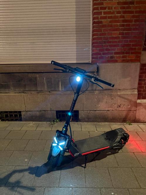 Trottinette électrique Ninebot ZT3 Pro - 11 pouces, Fietsen en Brommers, Steps, Zo goed als nieuw, Ophalen