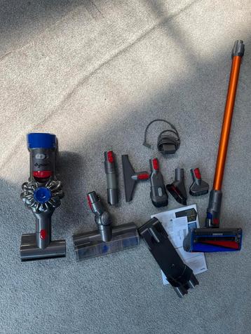 Stofzuiger Dyson V8 Absolute met accessoires +nwe accu 6Ah ! beschikbaar voor biedingen