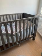 Babybed Quax + matras, bedomrander, lakentjes…, Kinderen en Baby's, Ophalen, Zo goed als nieuw