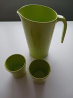 Grote groene kan + 2 bekertjes in melamine te koop., Caravans en Kamperen, Caravanaccessoires, Ophalen