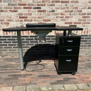 Nageltafel met afzuiging beschikbaar voor biedingen