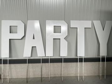 Grote letters PARTY beschikbaar voor biedingen