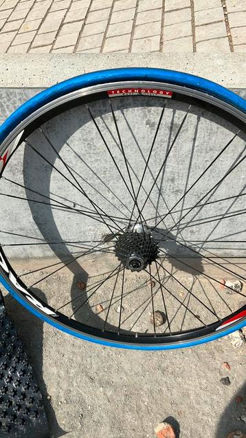 Koersfiets wiel beschikbaar voor biedingen