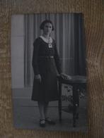 Vintage portret foto vrouw 3, Verzamelen, 1940 tot 1960, Foto, Zo goed als nieuw, Verzenden