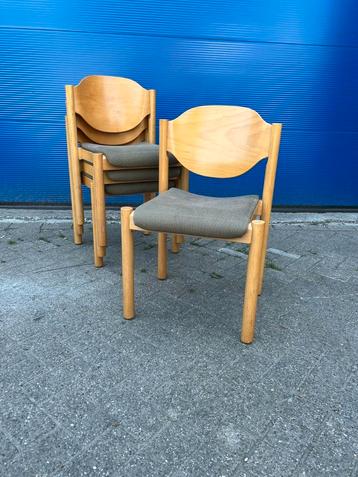 Lot stapelstoelen grijze zitting stevig hout 36 stuks beschikbaar voor biedingen