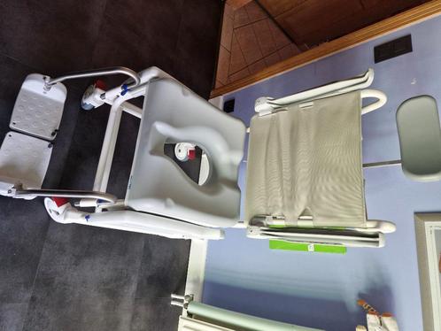 Douchestoel / toiletstoel aquatec, Diversen, Verpleegmiddelen, Zo goed als nieuw, Ophalen