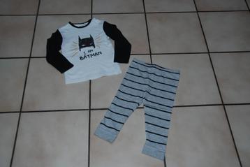 Witte en grijze „Batman” pyjama 2 stuks T98 of 2/3A zoals NE beschikbaar voor biedingen