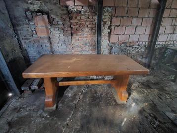 Massieve eikenhouten tafel beschikbaar voor biedingen