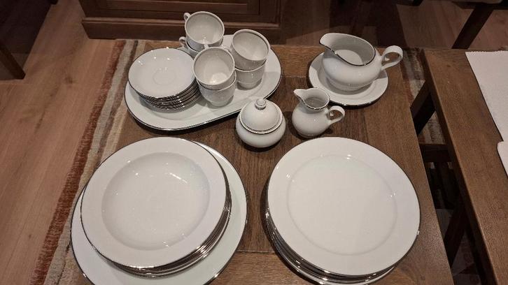 SERVIES WIT 6 DELIG, Huis en Inrichting, Keuken | Servies, Zo goed als nieuw, Compleet servies, Overige stijlen, Porselein, Ophalen