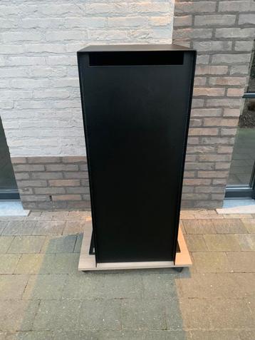 Moderne pakketbrievenbus met digitaal cijferslot beschikbaar voor biedingen