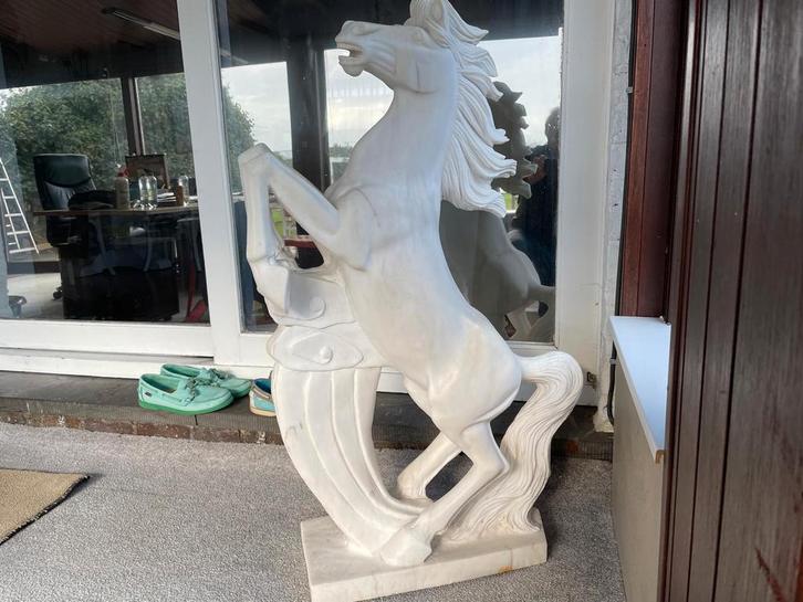 Tuinbeeld stijgerend paard in wit marmer, Tuin en Terras, Tuinbeelden, Zo goed als nieuw, Dierenbeeld, Steen, Ophalen