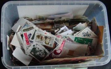Doos postzegels 342 gram beschikbaar voor biedingen