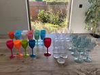 lot 35 degelijke plastic glazen op voet alles 15 euro, Ophalen of Verzenden