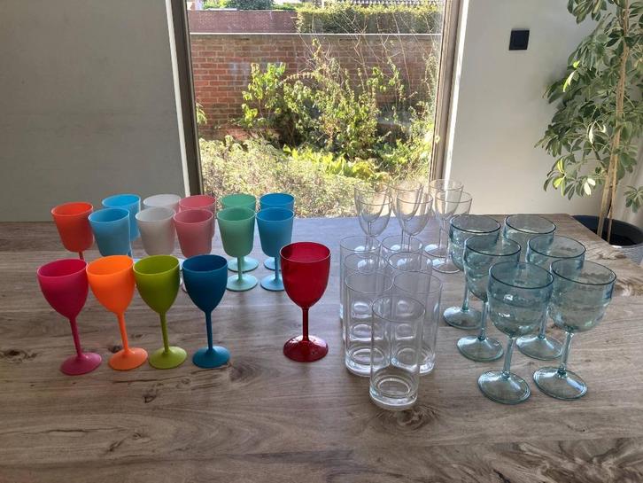 lot 35 degelijke plastic glazen op voet alles 15 euro, Antiek en Kunst, Antiek | Glaswerk en Kristal, Ophalen of Verzenden