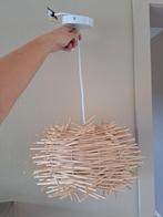 Rotan hanglamp met houten stokjes, Huis en Inrichting, Ophalen, Zo goed als nieuw
