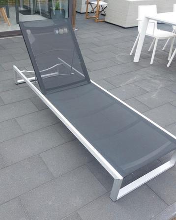 Chaise longue design MANUTTI ( NEUVE) beschikbaar voor biedingen