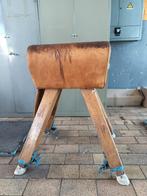 Vintage turnbok uit turnzaal, Ophalen