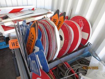 VERKEERSBORDEN EN ACCESSOIRES beschikbaar voor biedingen