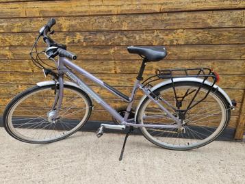 NIEUWSTAAT Damesfiets B-Twin. beschikbaar voor biedingen