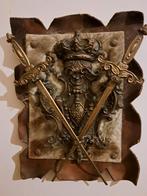 Bouclier en bois ancien avec des épées en bronze, Antiek en Kunst, Antiek | Brons en Koper, Ophalen of Verzenden