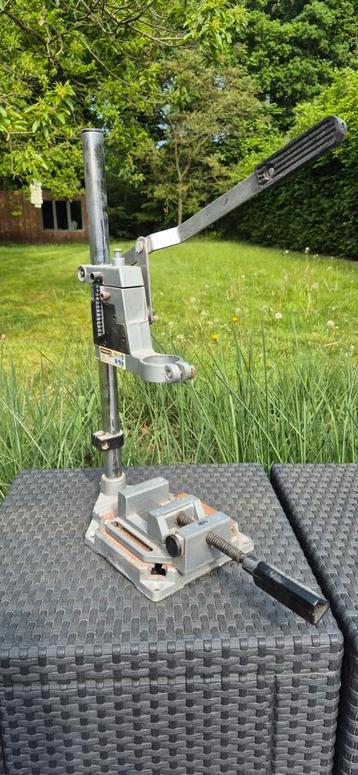 Boor staander met centreerklem beschikbaar voor biedingen