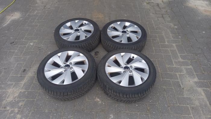 Sportvelgenset + winterbanden van een Volkswagen Golf, Auto-onderdelen, Banden en Velgen, Personenwagen, Gebruikt, 3 maanden garantie