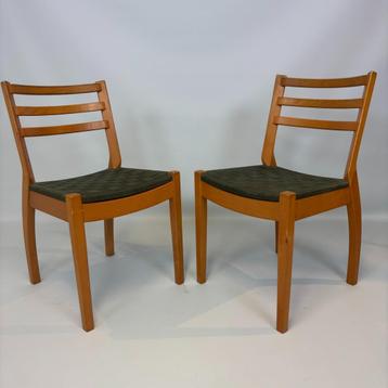 Set van 2 houten stoelen beschikbaar voor biedingen