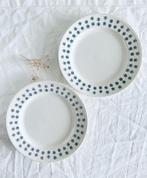 2 assiettes plates Boch fleurs de petits points verts, Antiek en Kunst, Antiek | Servies los, Ophalen of Verzenden