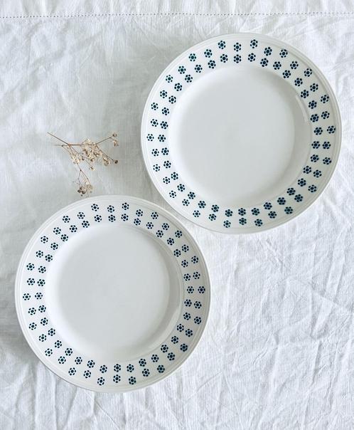 2 assiettes plates Boch fleurs de petits points verts, Antiek en Kunst, Antiek | Servies los, Ophalen of Verzenden