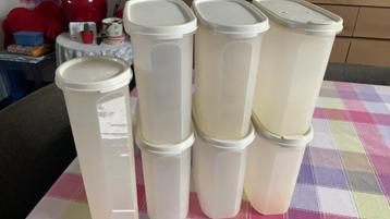 Ruimtespaarders Tupperware beschikbaar voor biedingen