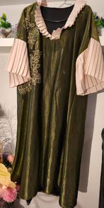 Groene feestjurk, satijnen stof, Kleding | Dames, Gelegenheidskleding, Ophalen, Zo goed als nieuw, Maat 46/48 (XL) of groter