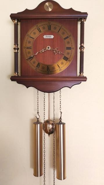 Wandklok met slinger beschikbaar voor biedingen