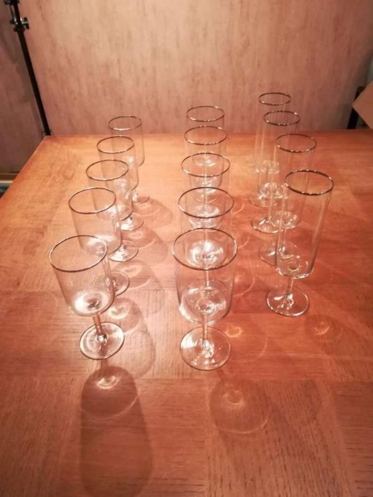 14 glazen met zilveren rand voor wijn en cava, Huis en Inrichting, Keuken | Servies, Gebruikt, Overige typen, Glas, Ophalen of Verzenden