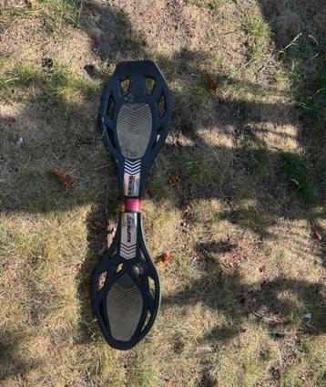 Zwarte waveboard topstaat beschikbaar voor biedingen
