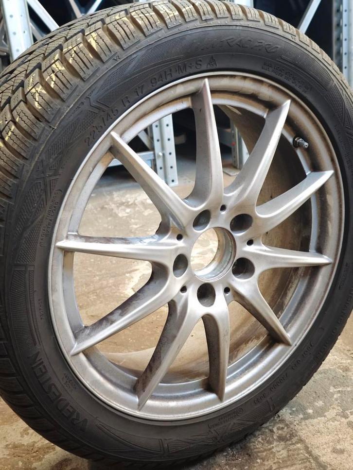 Mercedes 17P velgen met winterbanden met 8000 km licht gered, Auto-onderdelen, Banden en Velgen, Band(en), Winterbanden, Gebruikt