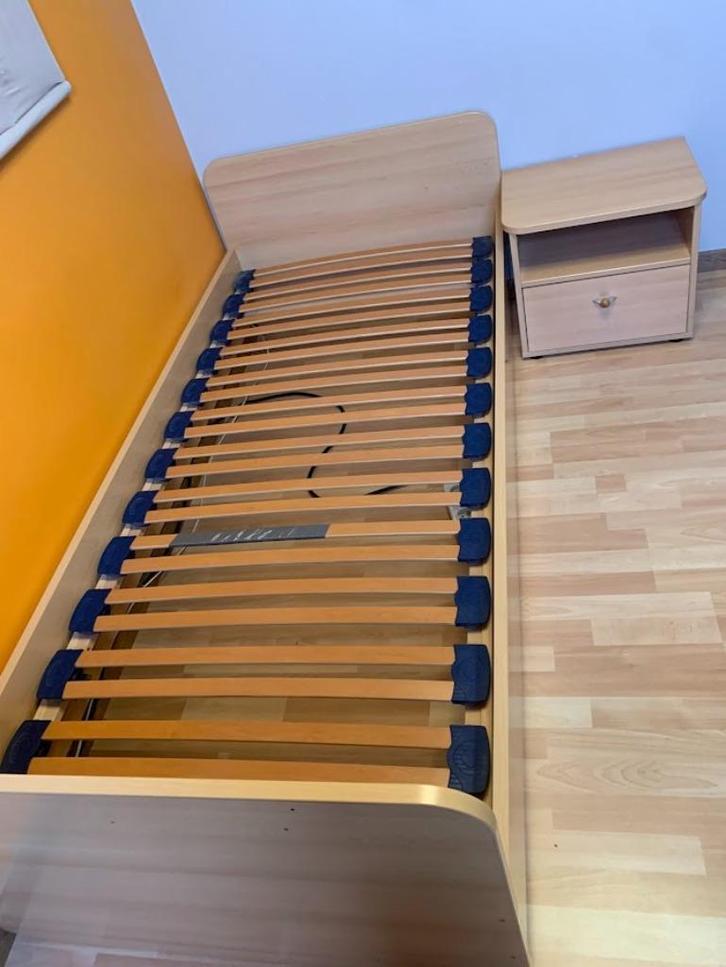 GRATIS : 1persoonsbed met matras, lattenbodem en nachtkastje, Huis en Inrichting, Slaapkamer | Bedden, Ophalen