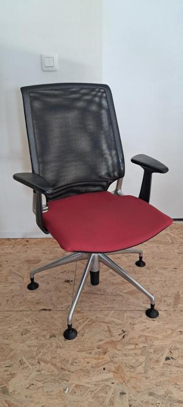 Vitra Meda visitor and conference chair beschikbaar voor biedingen
