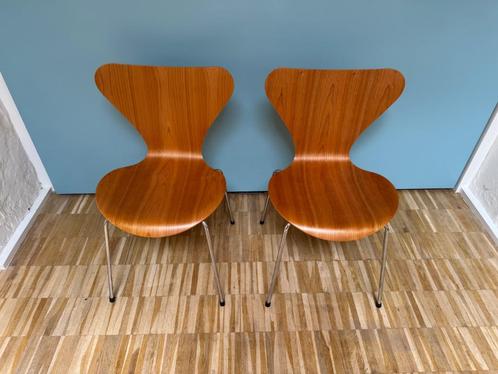 2 x Fritz Hansen vlinderstoel Fineer Arne Jacobsen, Huis en Inrichting, Stoelen, Zo goed als nieuw, Twee, Hout, Metaal, Bruin