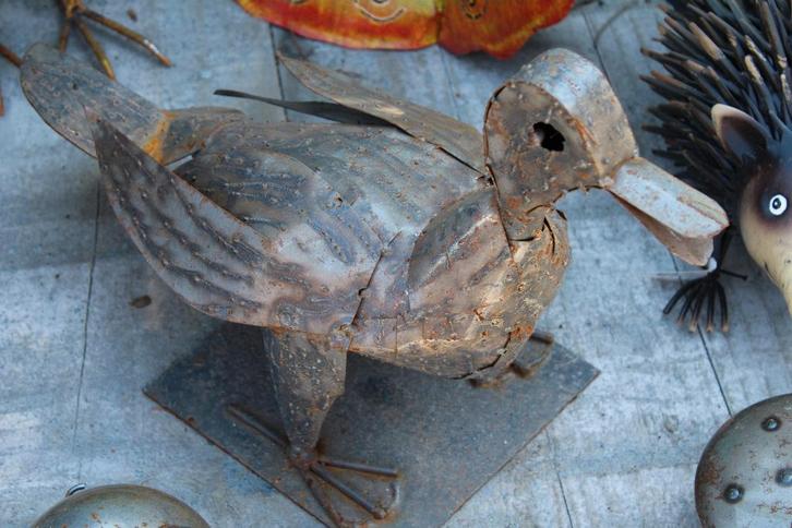 gesmeed en roestige ijzeren eend, Tuin en Terras, Tuinbeelden, Nieuw, Dierenbeeld, Metaal, Ophalen of Verzenden