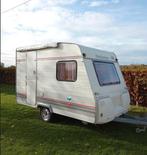 750 kg caravan 2002, keuringvrij, polyester bodem en luifel., Caravans en Kamperen, Vast bed, Standaardzit, Sterckeman, Tot en met 3