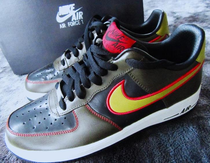 Nike Air Force 1 Low Black Parachute Gold Maat 41 Nieuw, Kleding | Heren, Schoenen, Nieuw, Sneakers, Overige kleuren, Ophalen of Verzenden