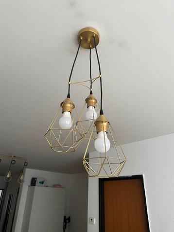 Gouden hanglamp beschikbaar voor biedingen
