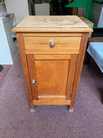 Houten nachtkastje met lade en deur beschikbaar voor biedingen
