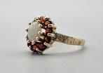 Gouden Vintage ring met edelsteen opaal en granaat. 2024/133, Handtassen en Accessoires, Antieke sieraden, Ophalen of Verzenden
