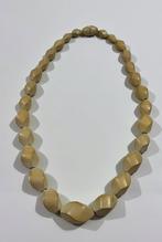 Beige halsketting met draaisluiting, Handtassen en Accessoires, Kettingen, Ophalen of Verzenden, Nieuw, Beige, Overige materialen