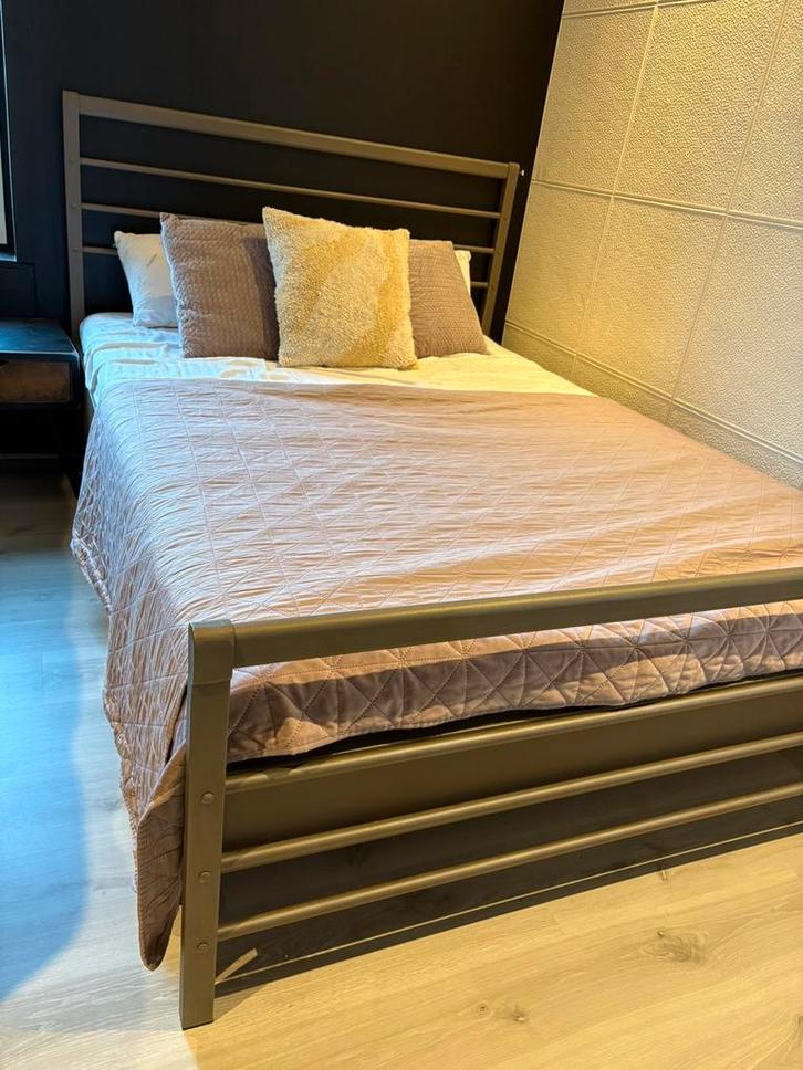 Lit Plum’Art, Maison & Meubles, Chambre à coucher | Lits, Comme neuf, Deux personnes, 140 cm, 200 cm, Métal, Autres couleurs, Enlèvement