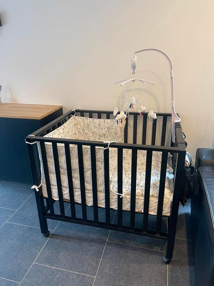 Parc bébé Pericles avec accessoires – excellent état, Kinderen en Baby's, Babyparken, Zo goed als nieuw, Rechthoekig, Wieltjes
