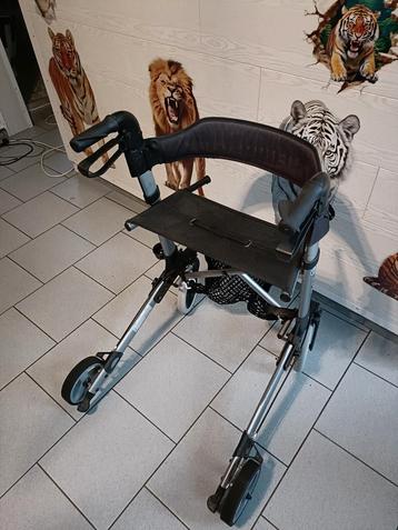 Tribune déambulateur pliable aluminium 4roues,freins+filet  beschikbaar voor biedingen