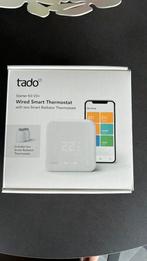 Tado wired Smart thermostat + 2 radiator knoppen en Bridge, Comme neuf, Enlèvement ou Envoi, Thermostat intelligent